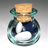 Petit pot en verre arrondi avec son bouchon en li�ge.
6 cm x 4 cm x 5 cm
