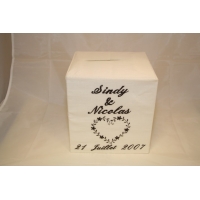 tirelire / Urne  Dimension : 20 * 20 * 20  
Motif C�ur ou Mari�s.
12 Mati�res et 6 couleur de Fil
