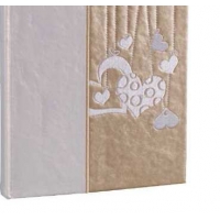Farandole de jolis c�urs: Le tandem grain cuir iris� et c�urs brod�s impose son �l�gance � toute �preuve avec cette collection d'albums et de livres d'or d�licats et pleins de charme. Une fa�on originale d'exposer vos plus belles photos et de mett