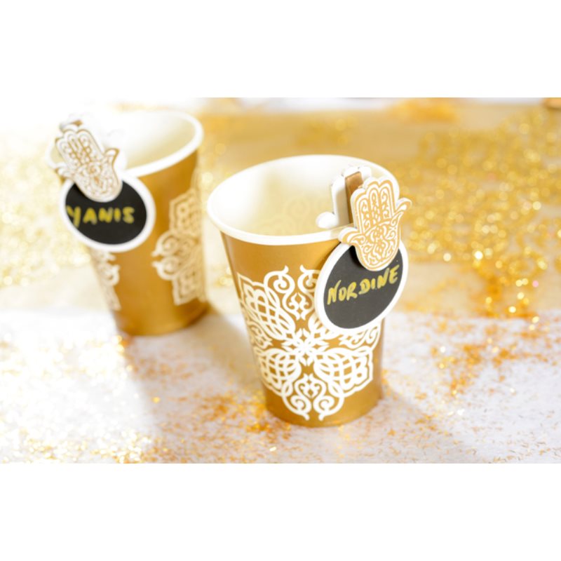 Main de Fatma sur pince